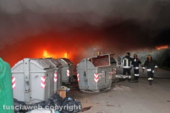 Incendio di rifiuti in strada Castiglione