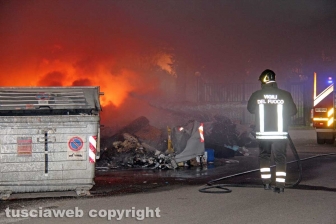 Incendio di rifiuti in strada Castiglione