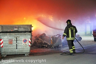 Incendio di rifiuti in strada Castiglione