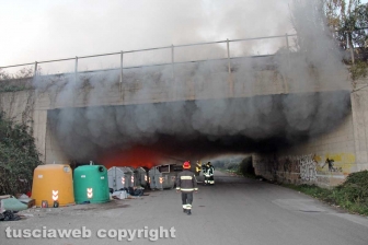 Incendio di rifiuti in strada Castiglione