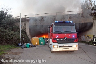 Incendio di rifiuti in strada Castiglione