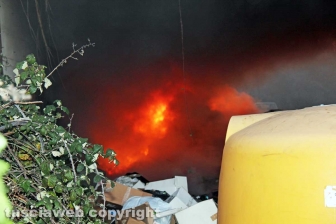 Incendio di rifiuti in strada Castiglione