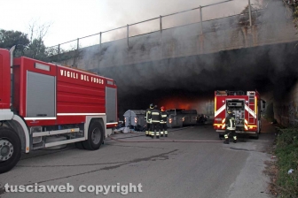 Incendio di rifiuti in strada Castiglione