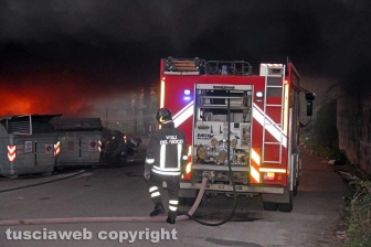 Incendio di rifiuti in strada Castiglione