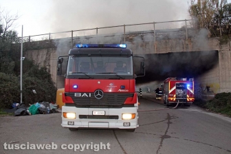 Incendio di rifiuti in strada Castiglione