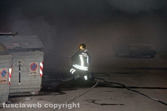Incendio di rifiuti in strada Castiglione