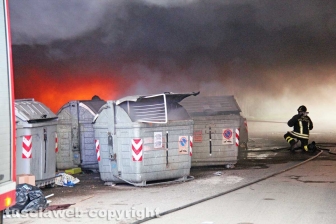 Incendio di rifiuti in strada Castiglione