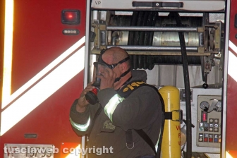 Incendio di rifiuti in strada Castiglione