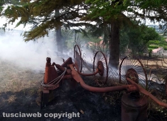 Incendio di sterpaglie in via Carpine