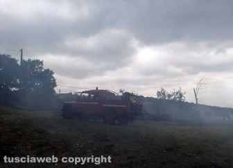 Incendio di sterpaglie in via Carpine