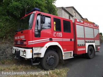 Incendio di sterpaglie in via Carpine