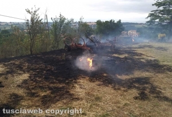 Incendio di sterpaglie in via Carpine
