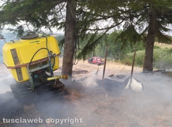 Incendio di sterpaglie in via Carpine