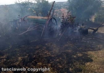 Incendio di sterpaglie in via Carpine