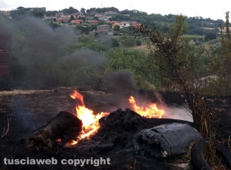 Incendio di sterpaglie in via Carpine