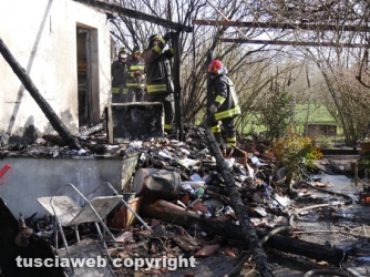 Incendio in casa, muore donna