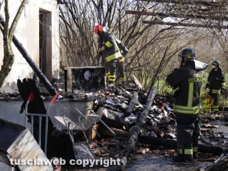 Incendio in casa, muore donna
