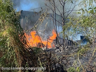 Incendio in strada Bagni