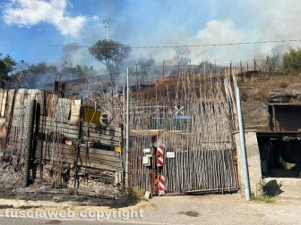 Incendio in strada Bagni