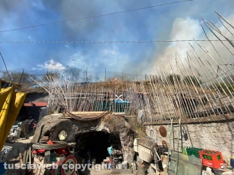 Incendio in strada Bagni