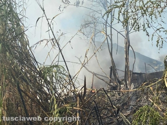 Incendio in strada Bagni