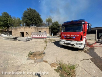 Incendio in strada Bagni