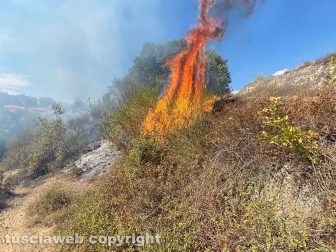 Incendio in strada Bagni