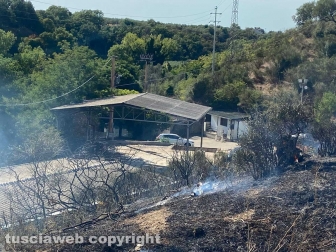 Incendio in strada Bagni