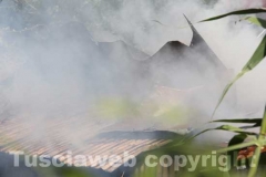 Canneto e sterpaglie a fuoco in strada Bagni