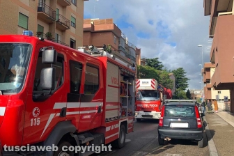 Viterbo - Incendio in un palazzo in via Belluno