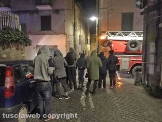 Viterbo - Incendio in appartamento in pieno centro, donna intossicata e palazzo evacuato