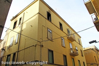 Viterbo - Incendio in appartamento in pieno centro, donna intossicata e palazzo evacuato