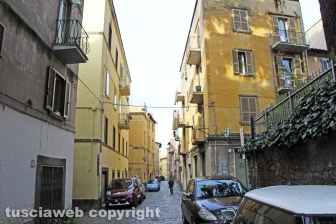 Viterbo - Incendio in appartamento in pieno centro, donna intossicata e palazzo evacuato