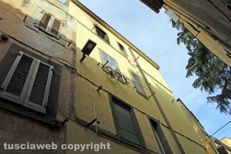 Viterbo - Incendio in appartamento in pieno centro, donna intossicata e palazzo evacuato