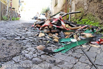Viterbo - Incendio in appartamento in pieno centro, donna intossicata e palazzo evacuato