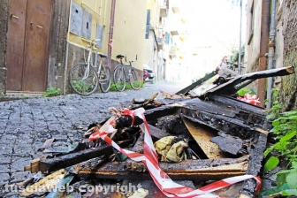 Viterbo - Incendio in appartamento in pieno centro, donna intossicata e palazzo evacuato
