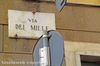 Viterbo - Incendio in appartamento in pieno centro, donna intossicata e palazzo evacuato