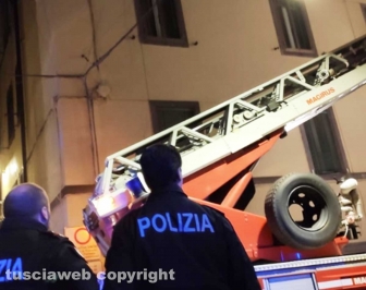 Viterbo - Incendio in appartamento in pieno centro, donna intossicata e palazzo evacuato