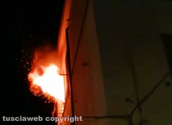 Viterbo - Incendio in appartamento in pieno centro, donna intossicata e palazzo evacuato