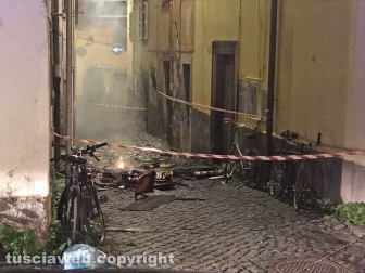 Viterbo - Incendio in appartamento in pieno centro, donna intossicata e palazzo evacuato