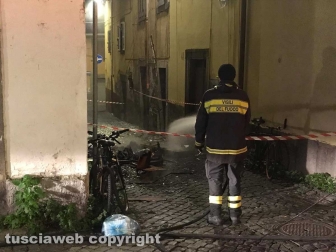 Viterbo - Incendio in appartamento in pieno centro, donna intossicata e palazzo evacuato