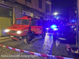 Viterbo - Incendio in appartamento in pieno centro, donna intossicata e palazzo evacuato