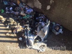 I cassonetti bruciati in via Saragat