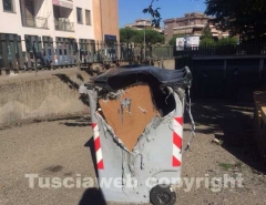 I cassonetti bruciati in via Saragat