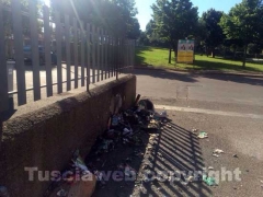 I cassonetti bruciati in via Saragat