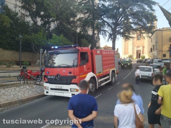 Giove - Incendio nel centro abitato - I vigili del fuoco e i carabinieri forestali