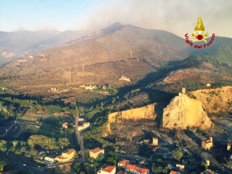Incendio nel Pisano