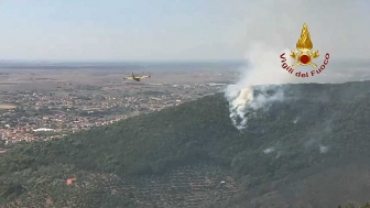 Incendio nel Pisano