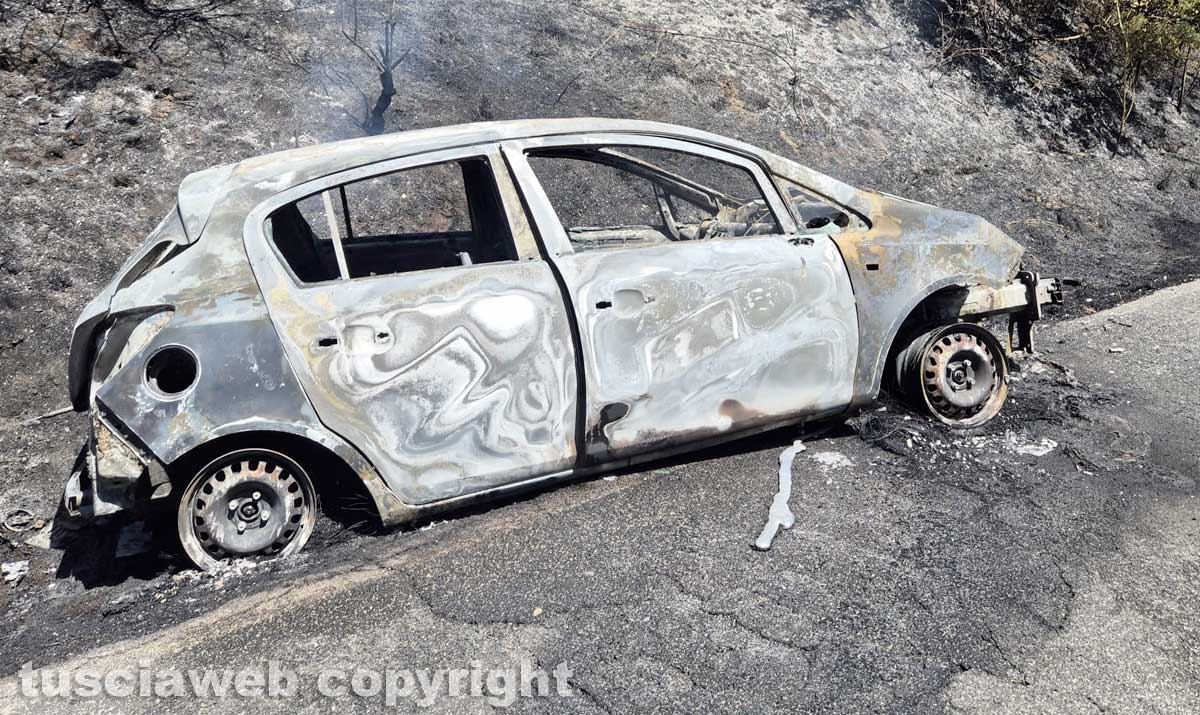 Vasto incendio lungo la strada statale 2 Cassia, nel tratto che da Montefiascone conduce verso Bolsena - L'auto che andata a fuoco