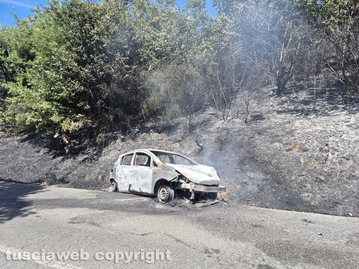 Vasto incendio lungo la strada statale 2 Cassia, nel tratto che da Montefiascone conduce verso Bolsena - L'auto che andata a fuoco